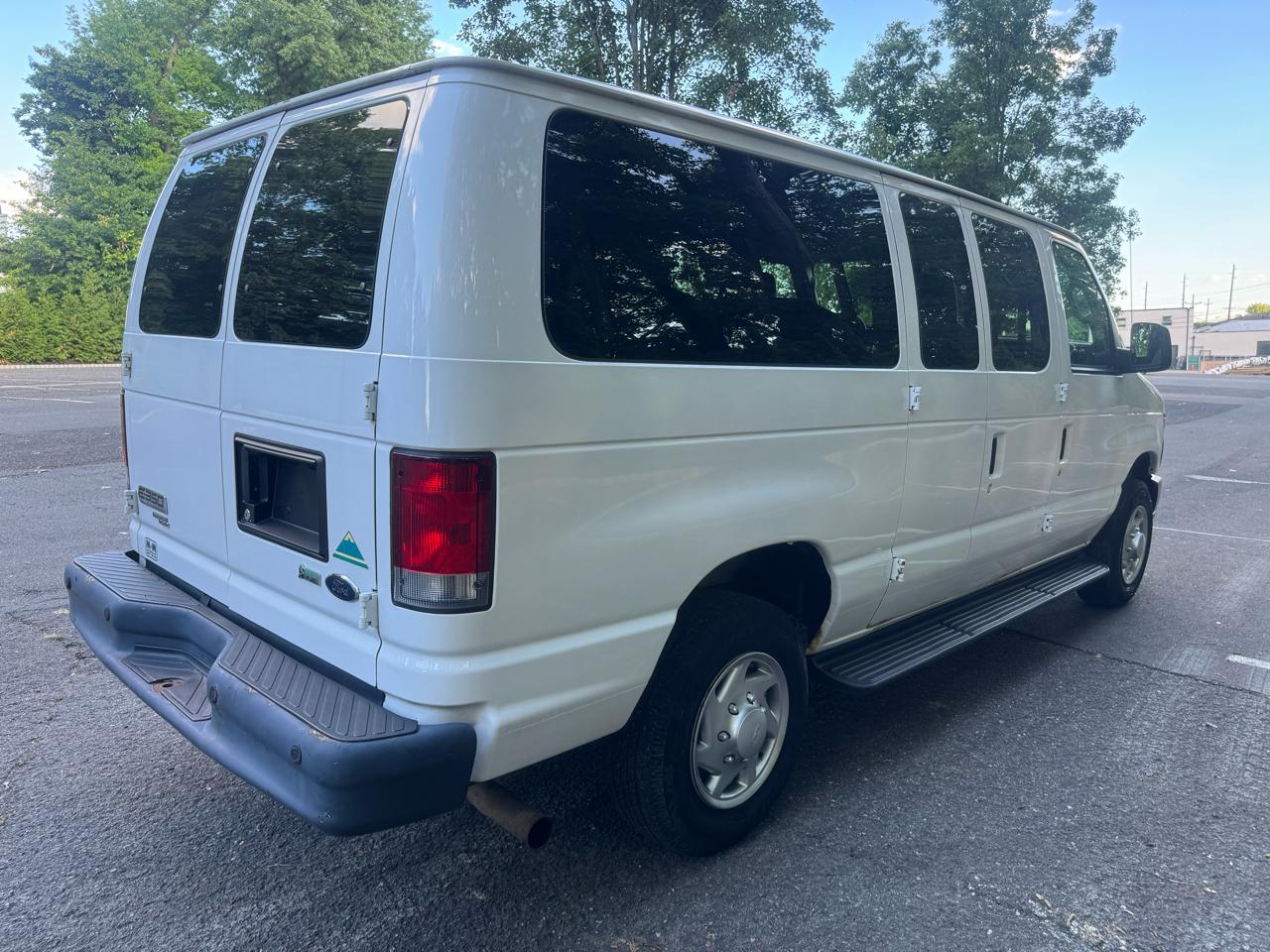 Ford Econoline E-350 XL Super Duty 2013