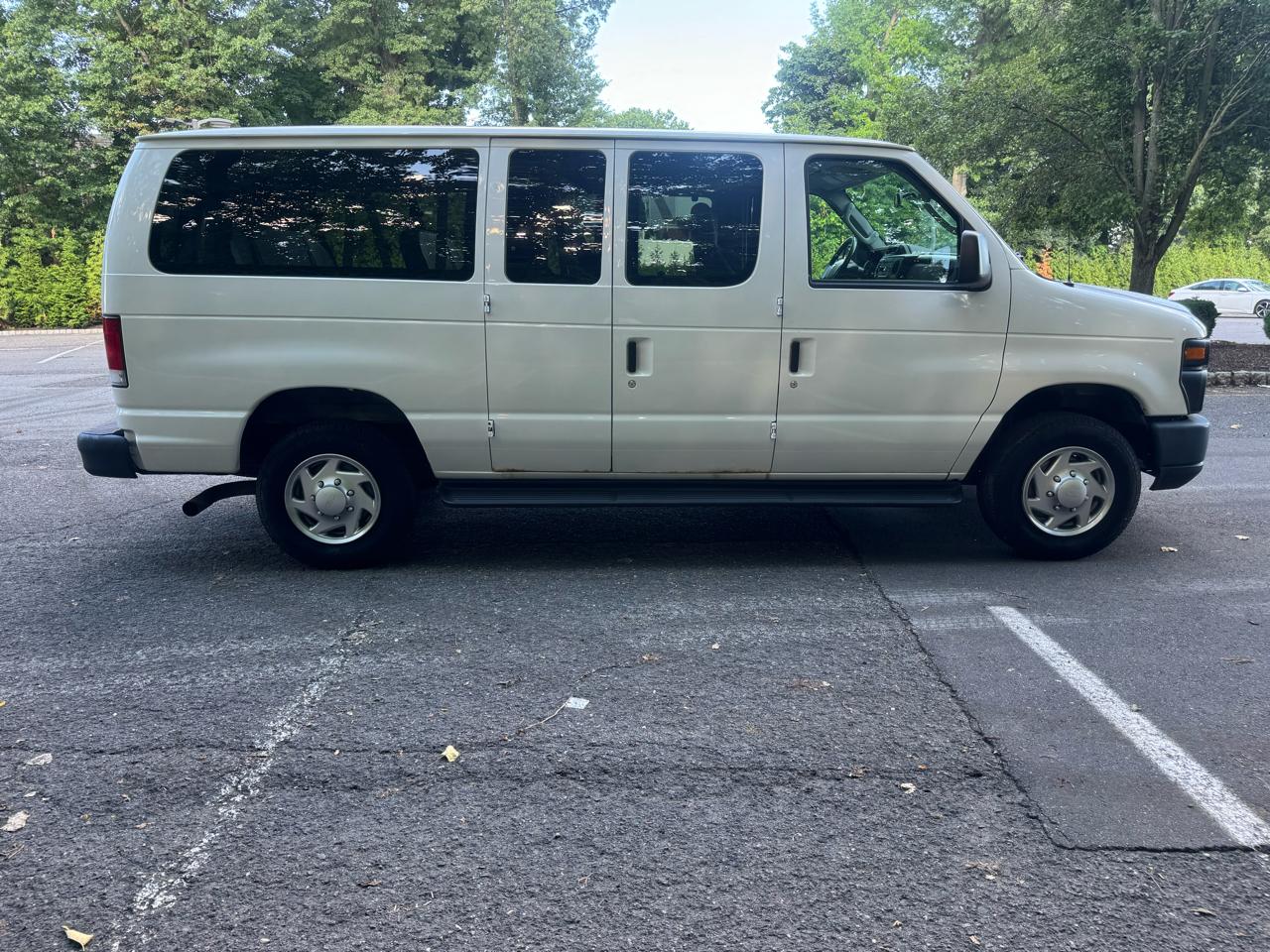 Ford Econoline E-350 XL Super Duty 2013