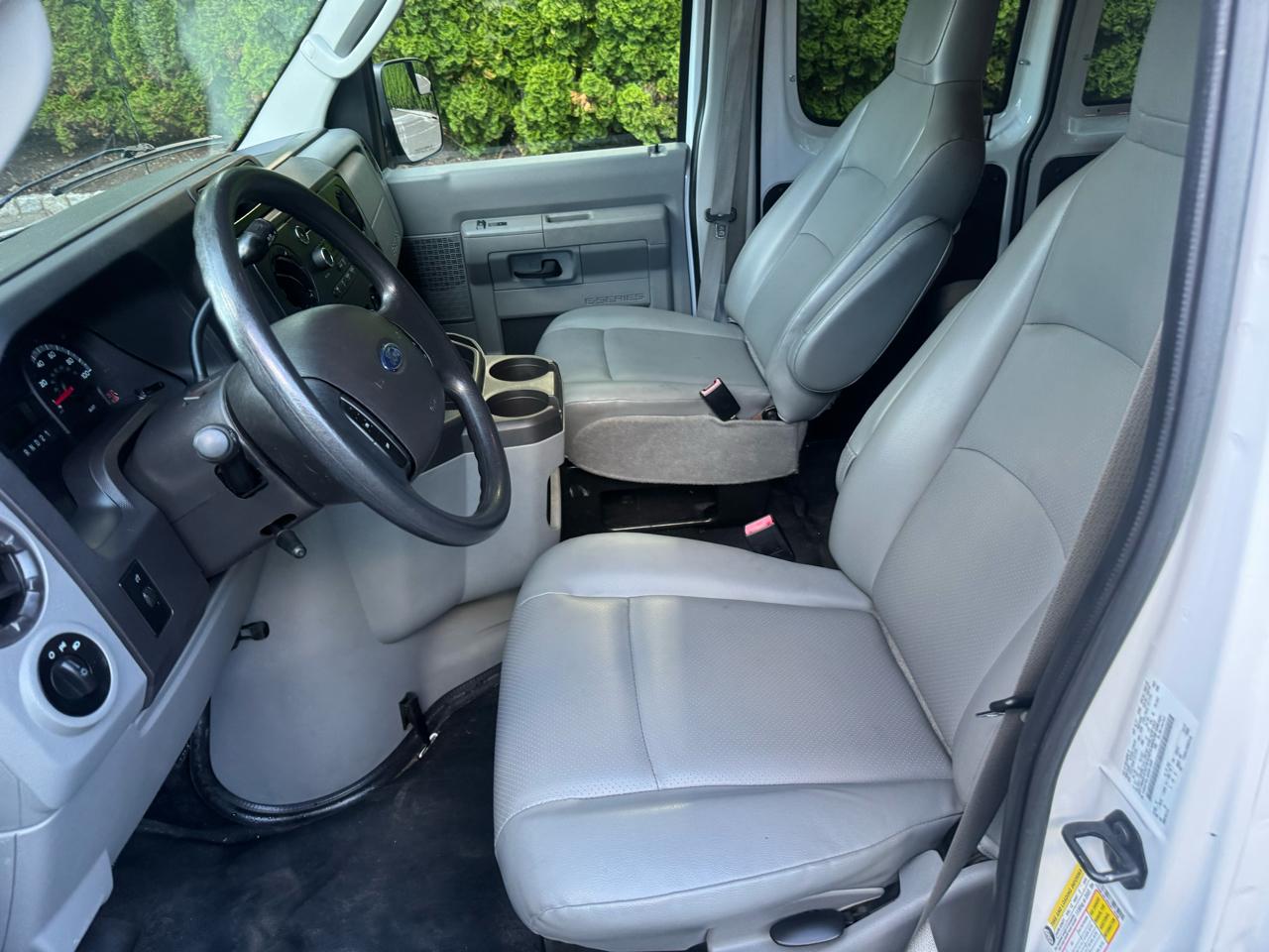 Ford Econoline E-350 XL Super Duty 2013