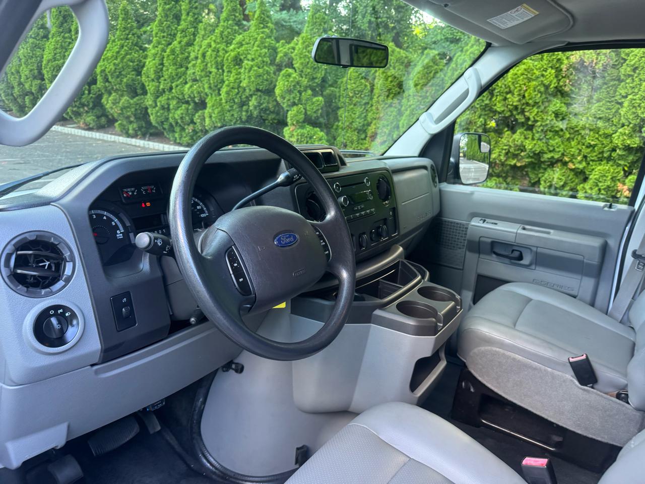 Ford Econoline E-350 XL Super Duty 2013