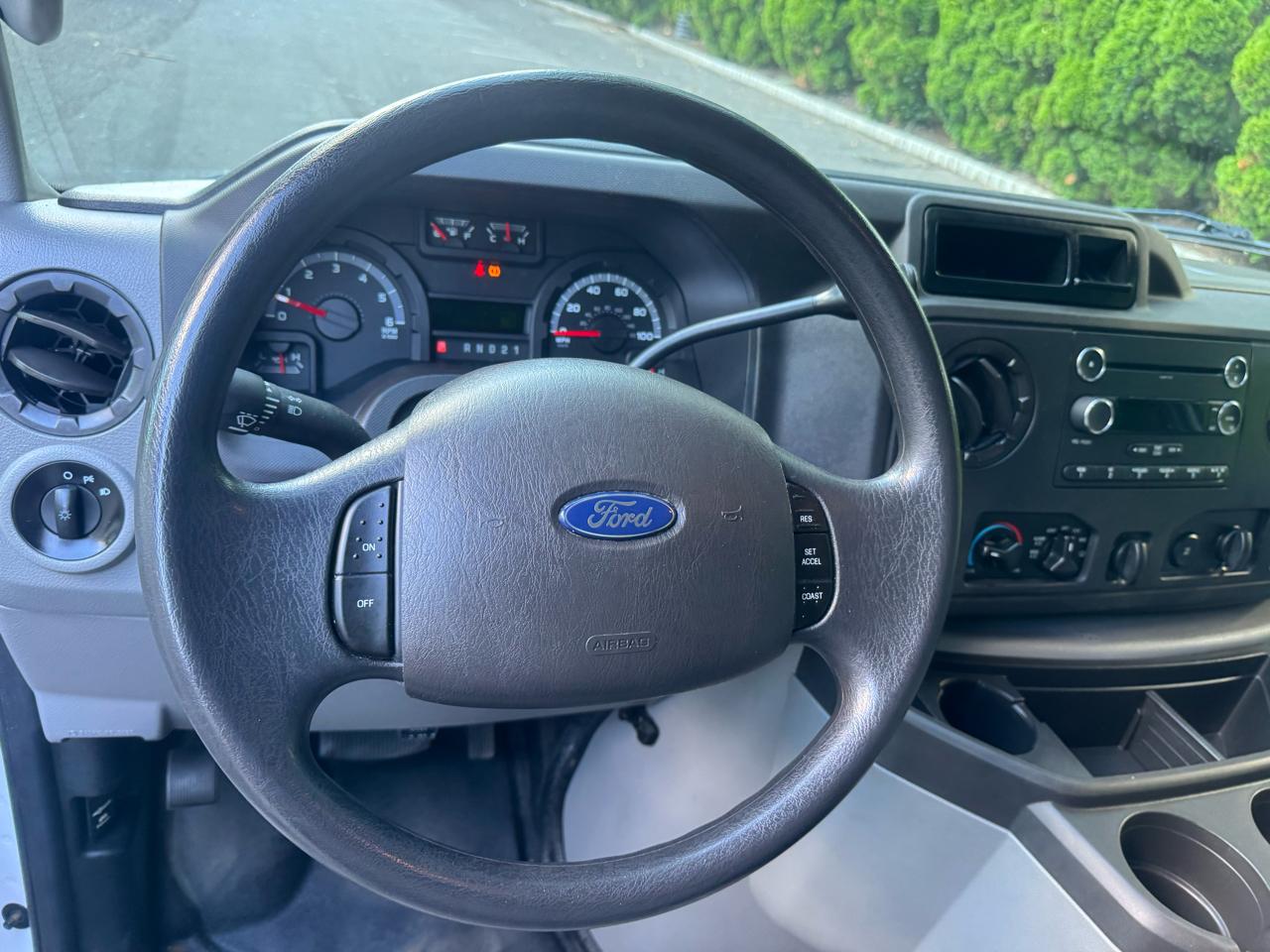Ford Econoline E-350 XL Super Duty 2013
