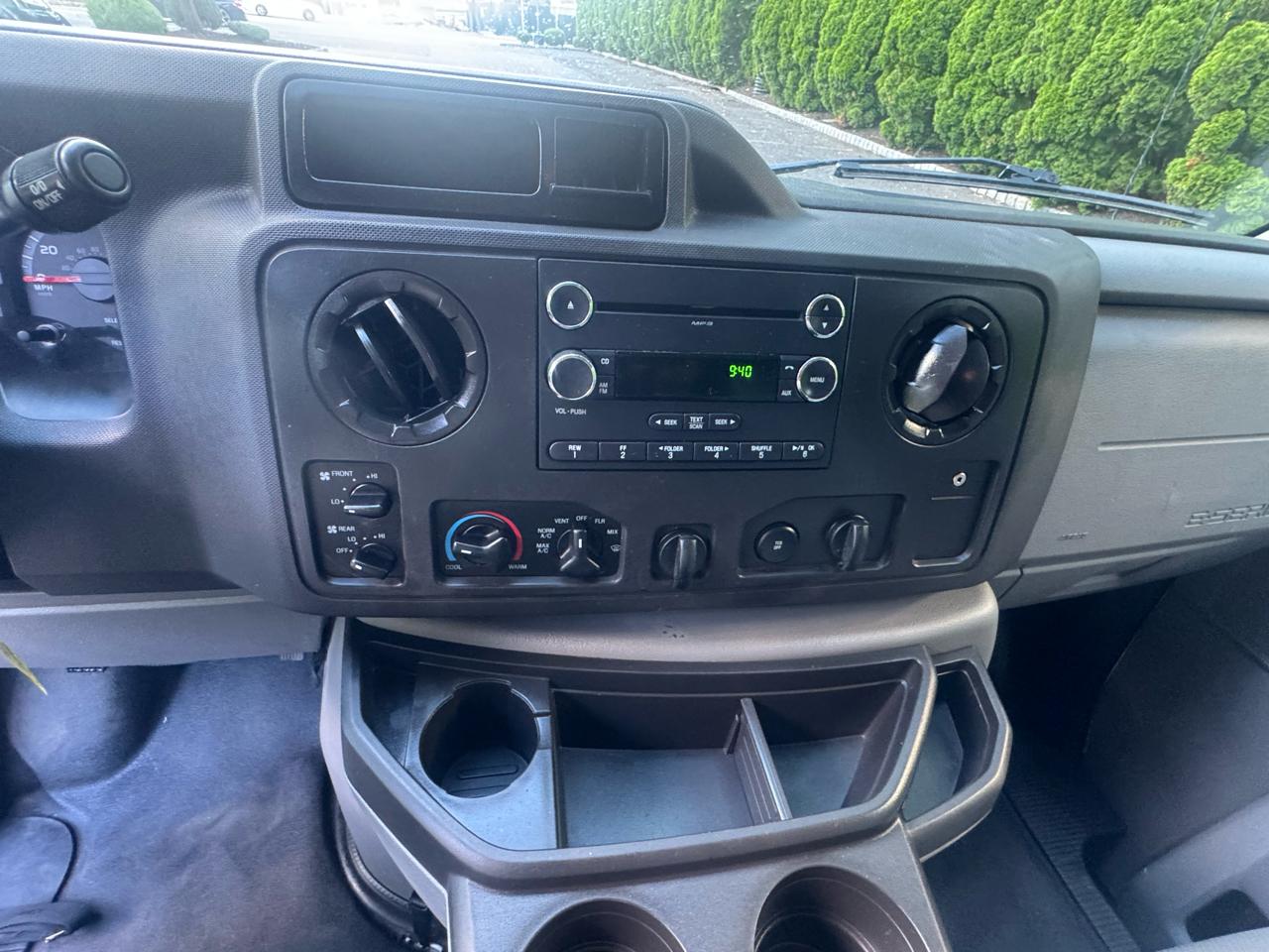 Ford Econoline E-350 XL Super Duty 2013