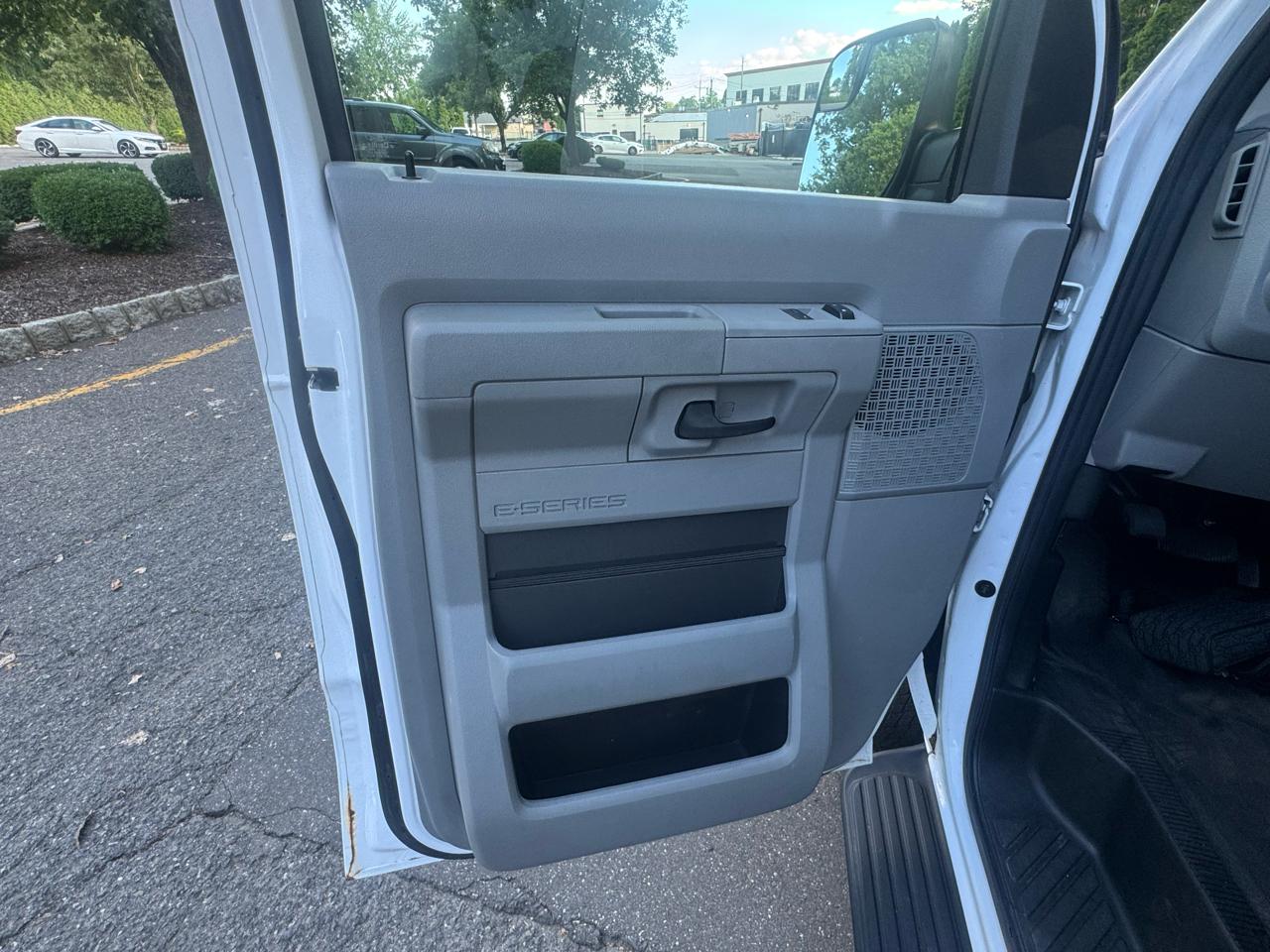 Ford Econoline E-350 XL Super Duty 2013