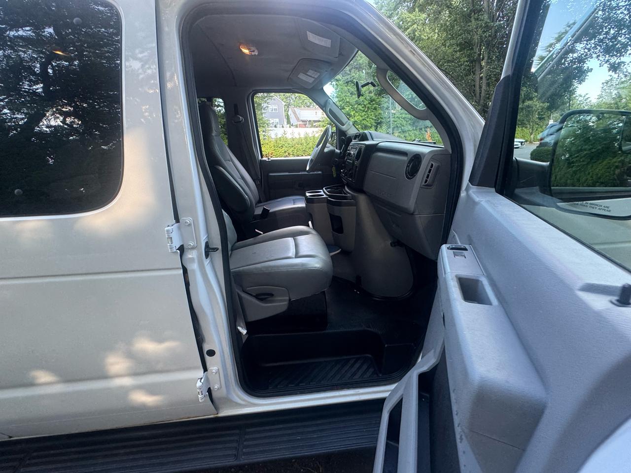 Ford Econoline E-350 XL Super Duty 2013