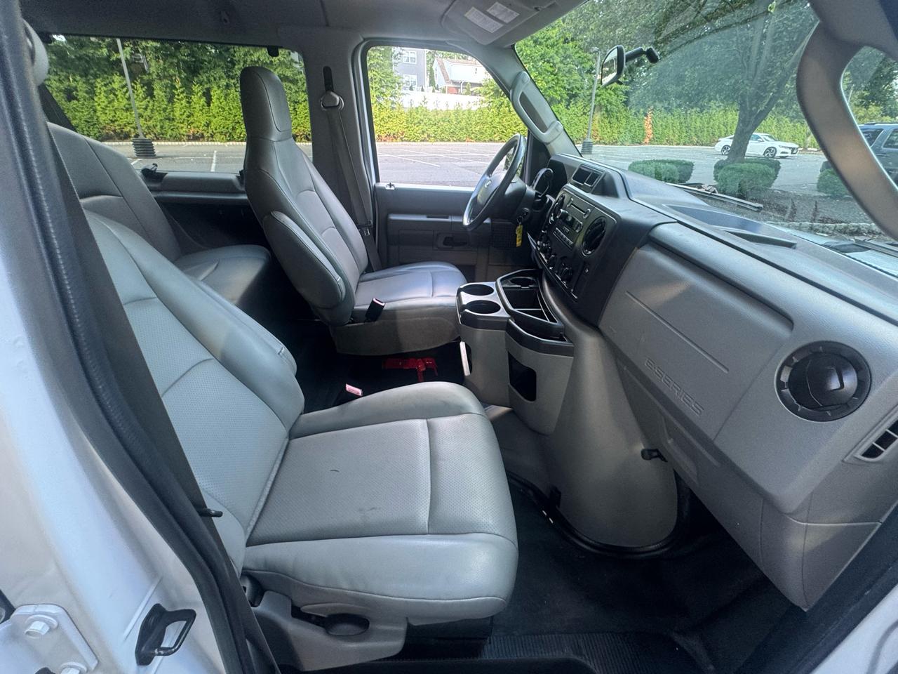 Ford Econoline E-350 XL Super Duty 2013