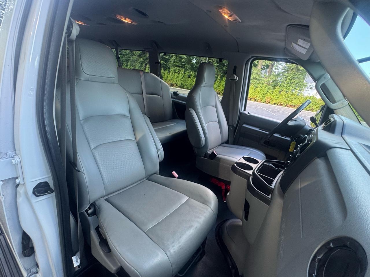 Ford Econoline E-350 XL Super Duty 2013