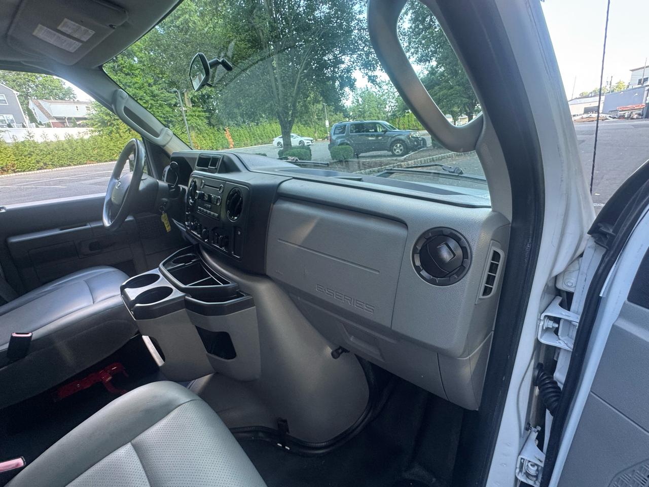 Ford Econoline E-350 XL Super Duty 2013