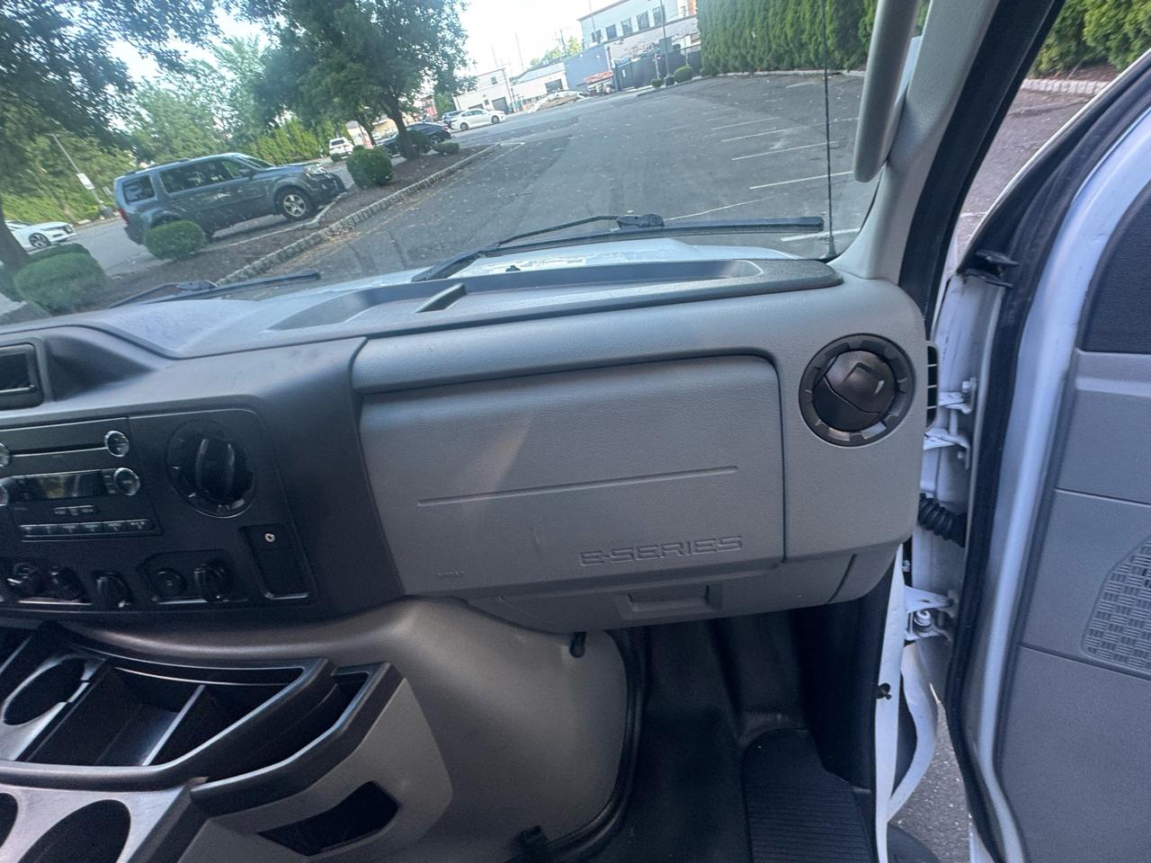 Ford Econoline E-350 XL Super Duty 2013