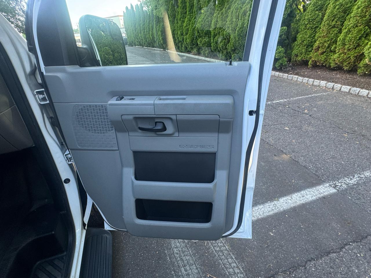 Ford Econoline E-350 XL Super Duty 2013