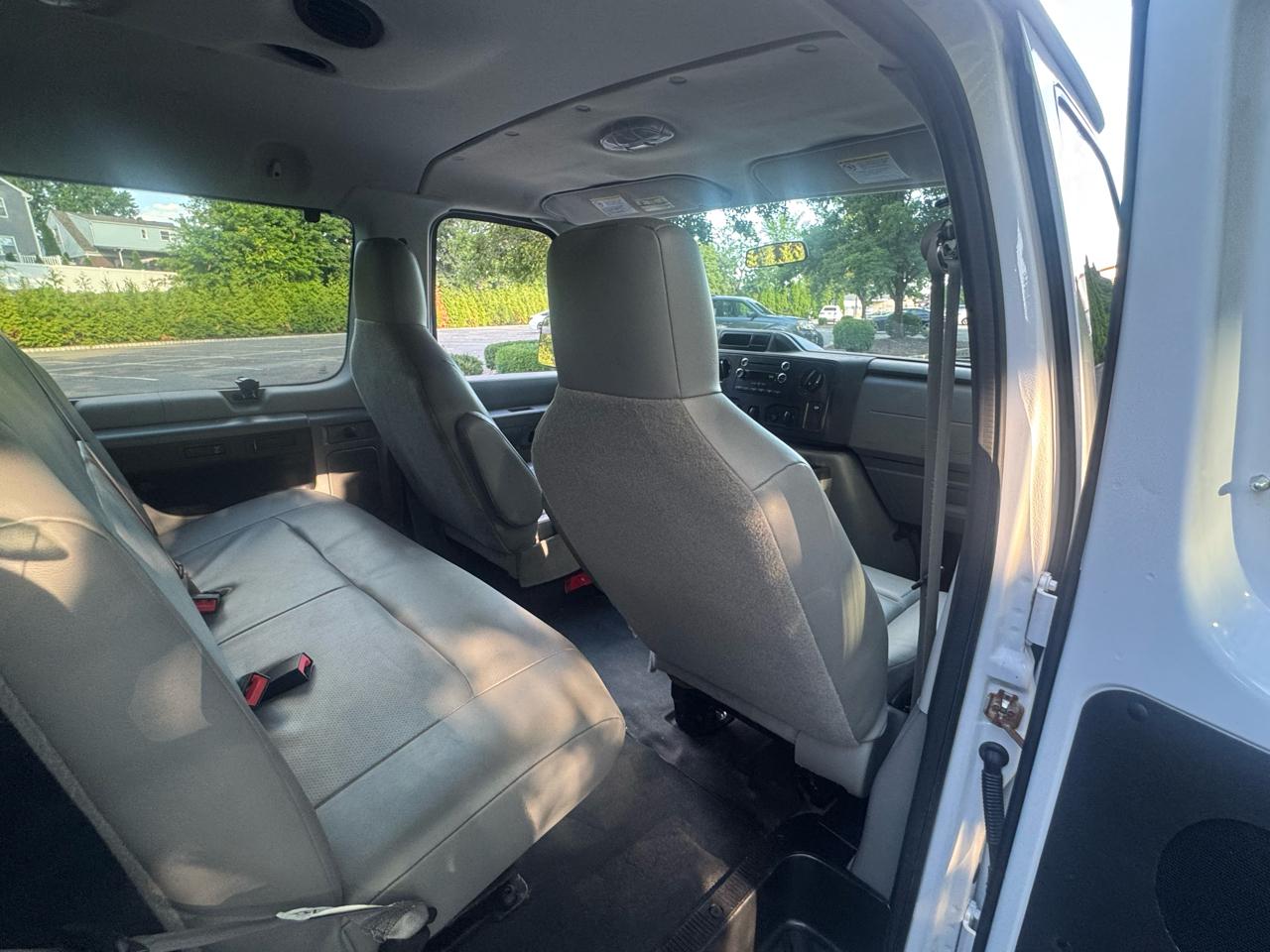 Ford Econoline E-350 XL Super Duty 2013