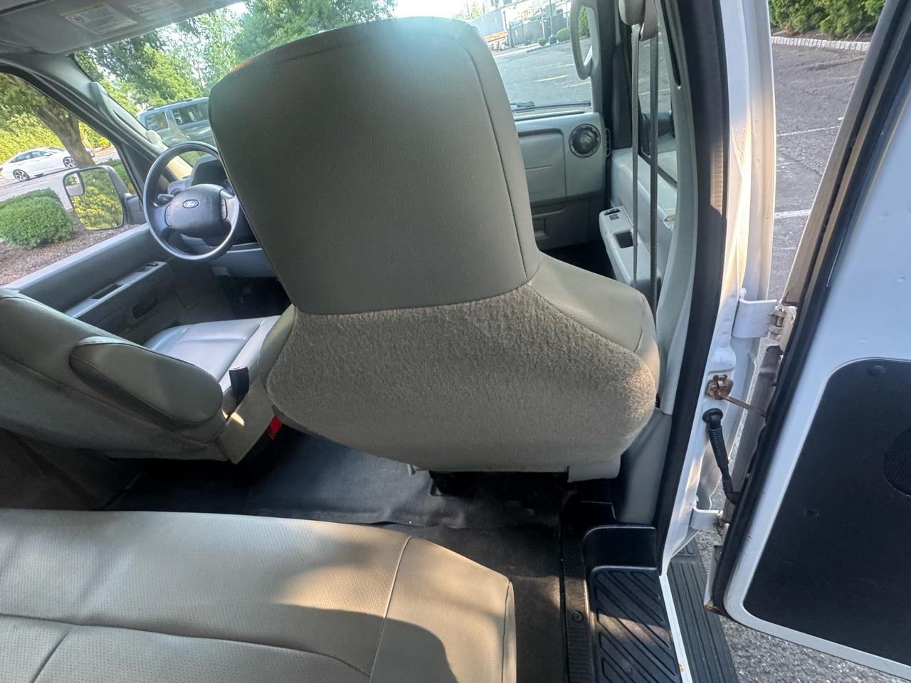 Ford Econoline E-350 XL Super Duty 2013