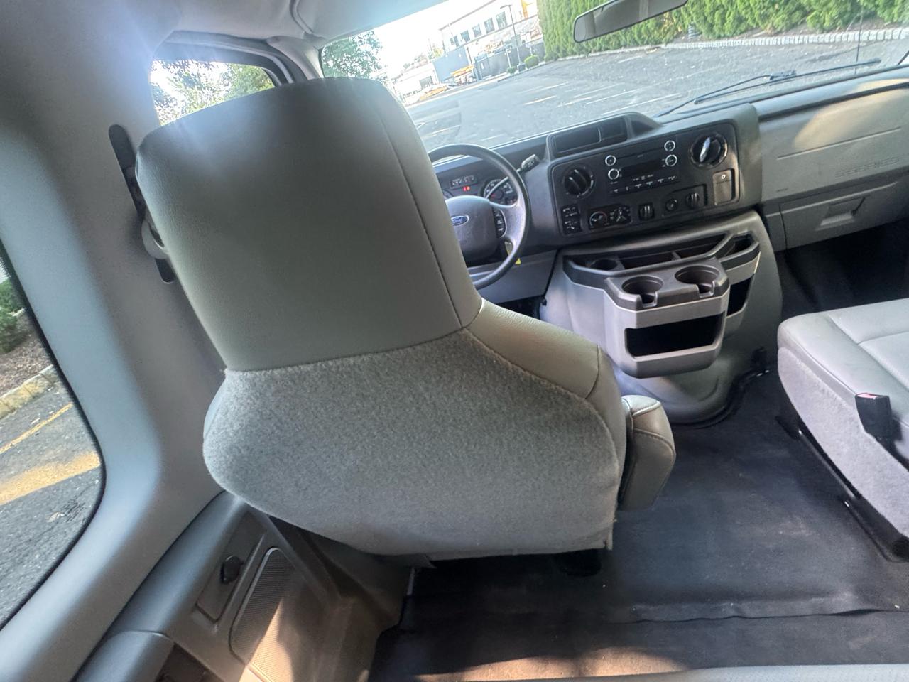 Ford Econoline E-350 XL Super Duty 2013