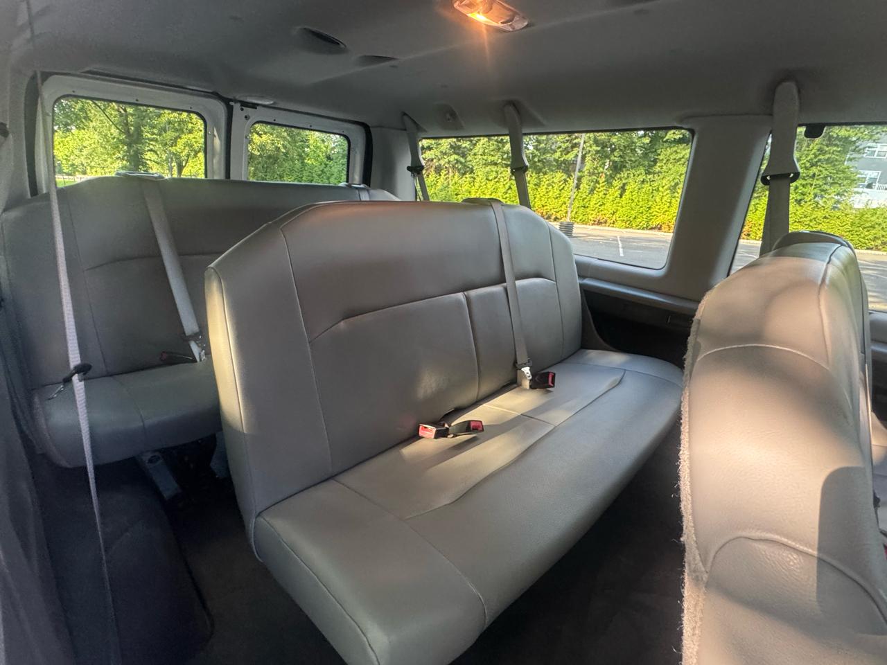 Ford Econoline E-350 XL Super Duty 2013