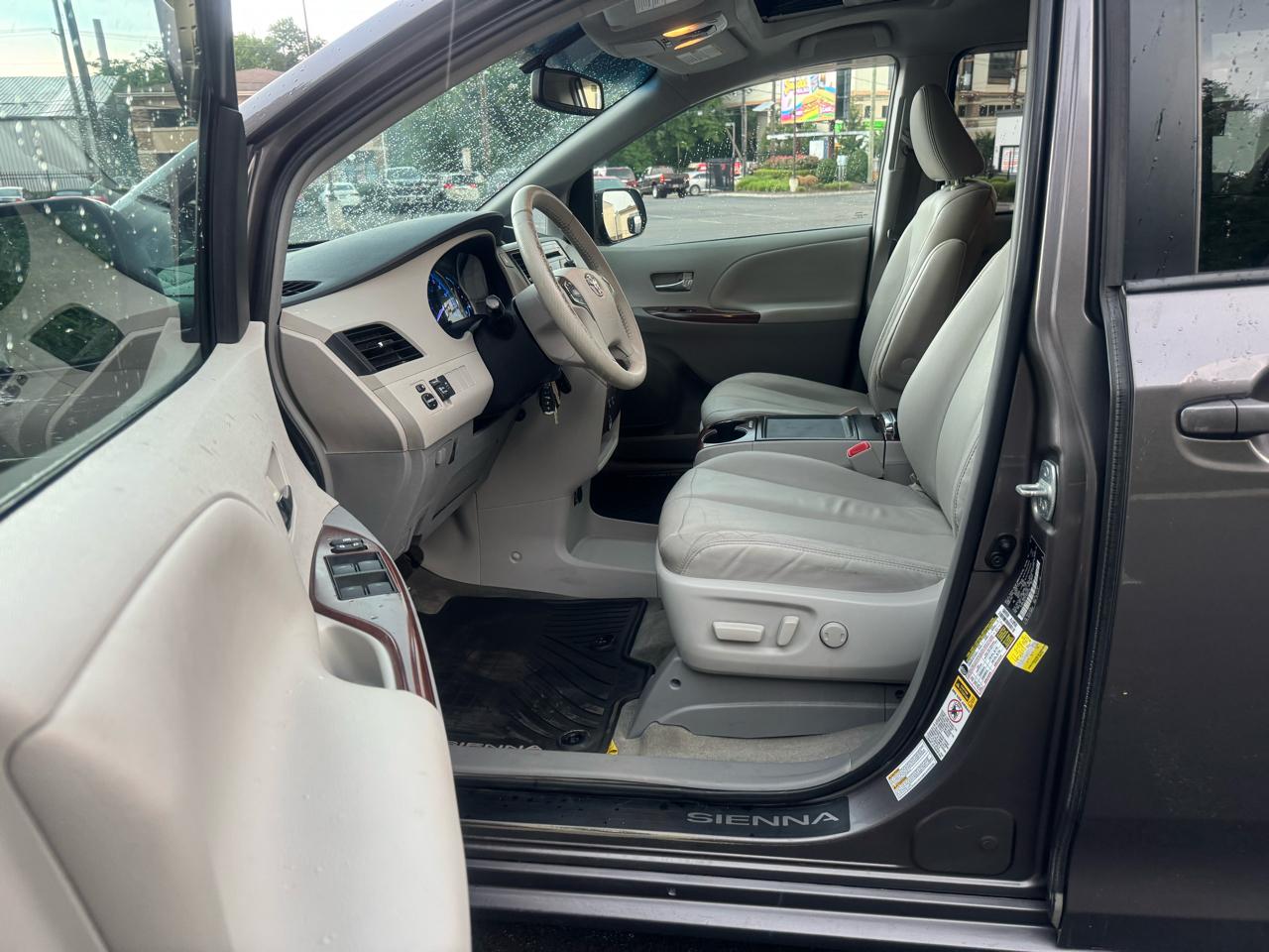 Toyota Sienna Limited AWD 7-Passenger V6 2014