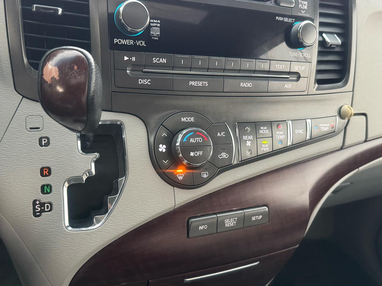 Toyota Sienna Limited AWD 7-Passenger V6 2014