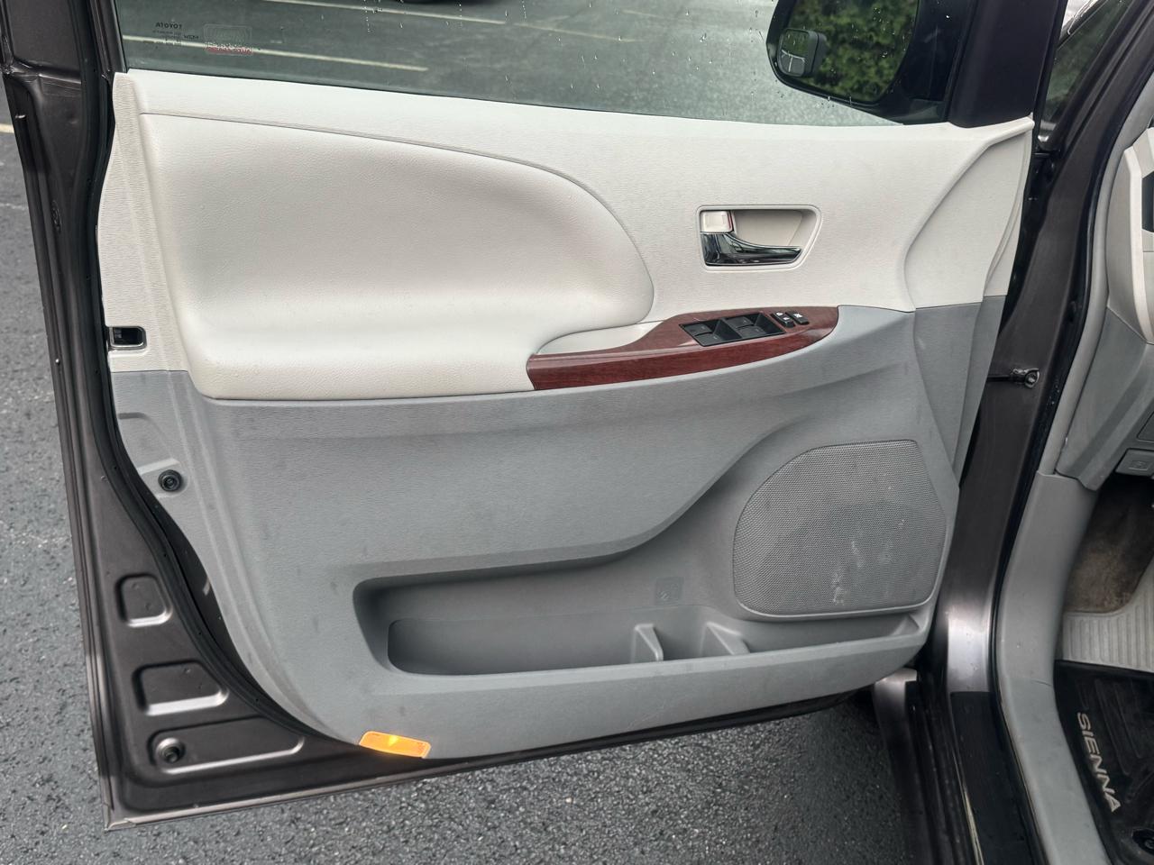 Toyota Sienna Limited AWD 7-Passenger V6 2014