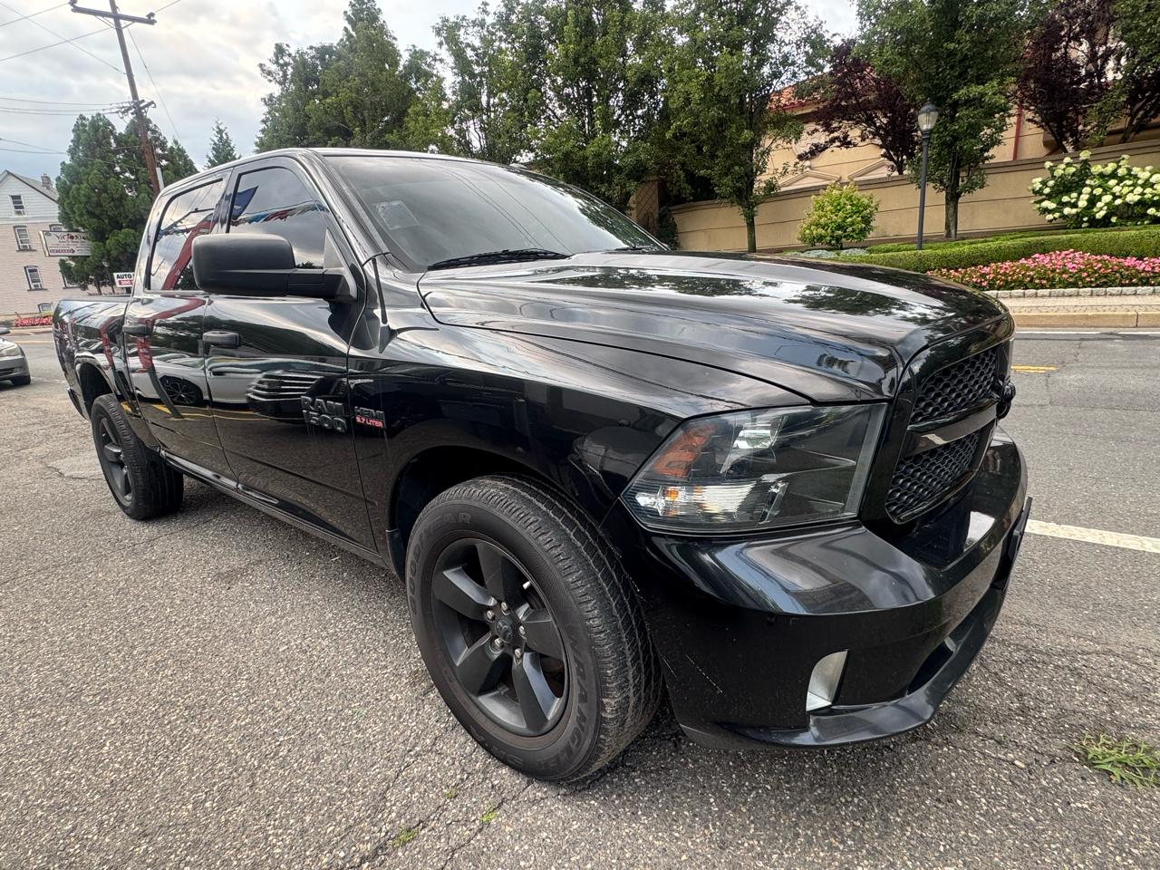 RAM 1500 4WD Crew Cab 140.5" Express 2017
