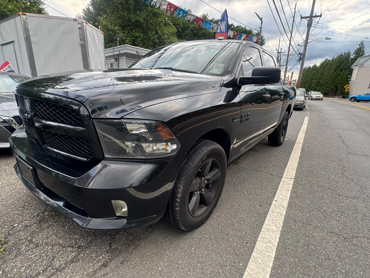 RAM 1500 4WD Crew Cab 140.5" Express 2017
