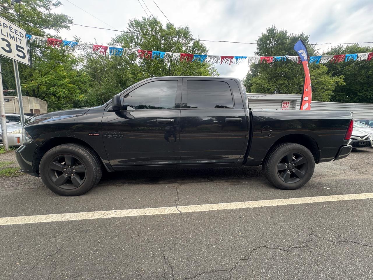 RAM 1500 4WD Crew Cab 140.5" Express 2017