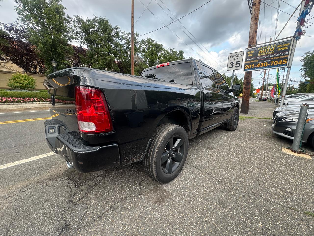 RAM 1500 4WD Crew Cab 140.5" Express 2017
