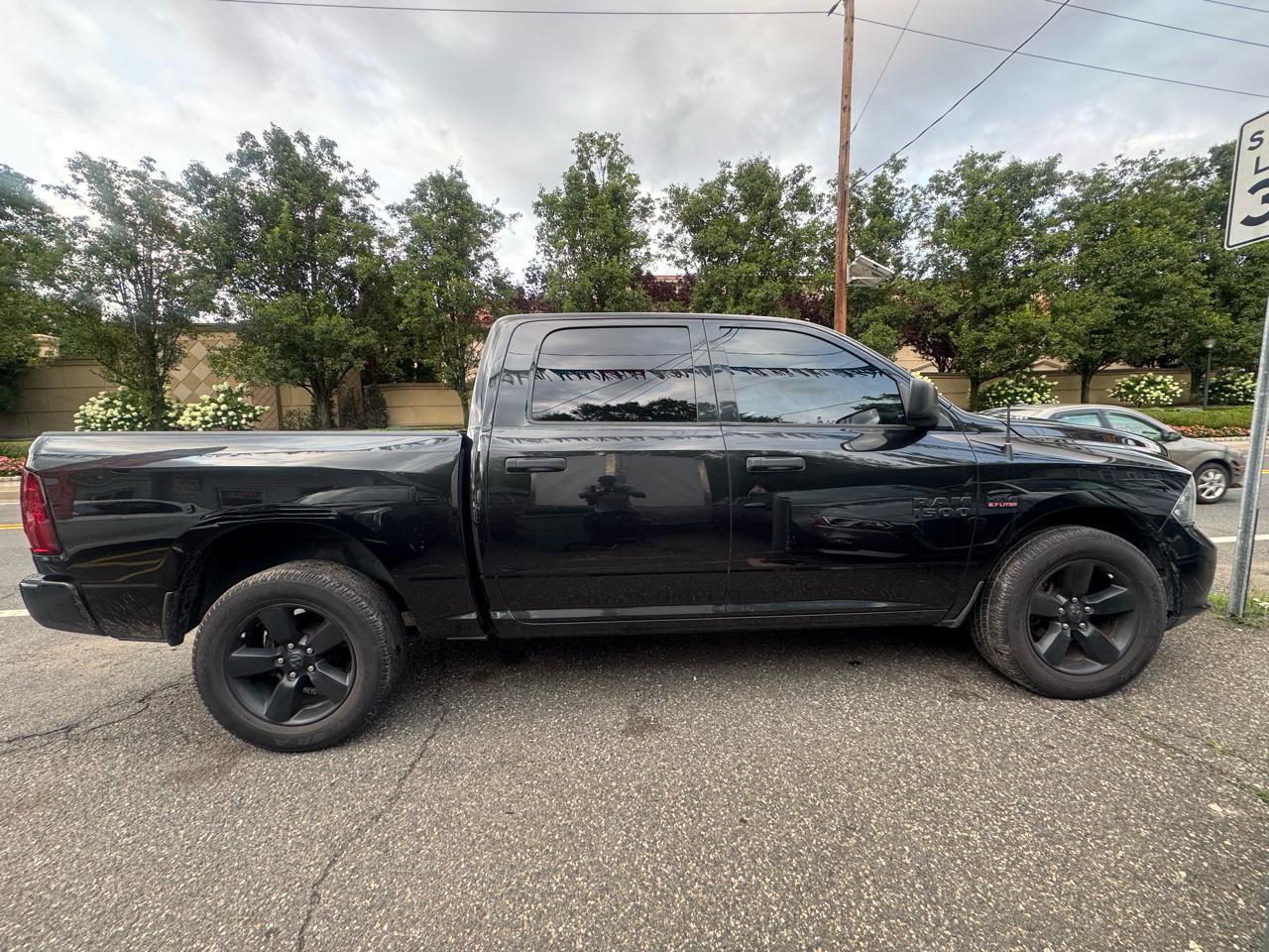 RAM 1500 4WD Crew Cab 140.5" Express 2017