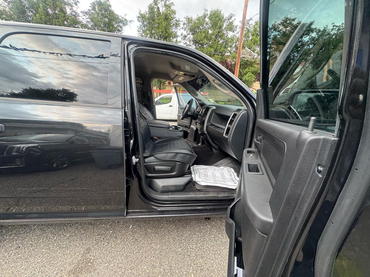 RAM 1500 4WD Crew Cab 140.5" Express 2017