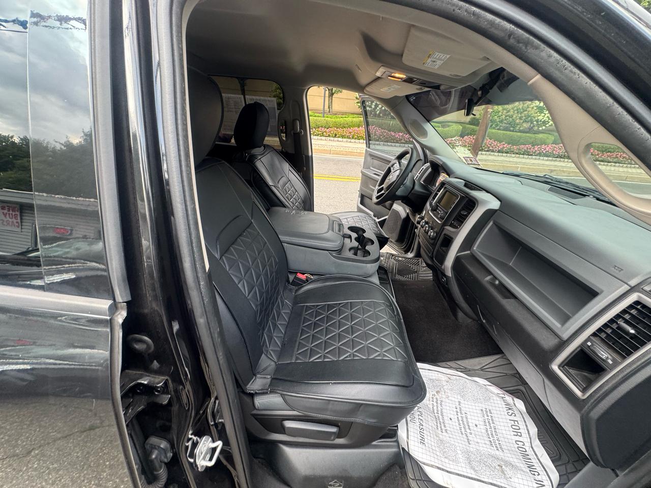 RAM 1500 4WD Crew Cab 140.5" Express 2017