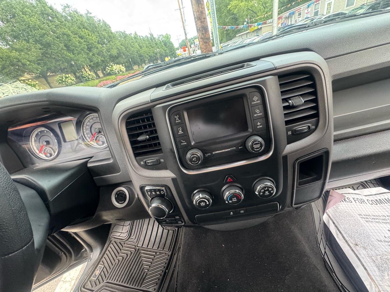 RAM 1500 4WD Crew Cab 140.5" Express 2017