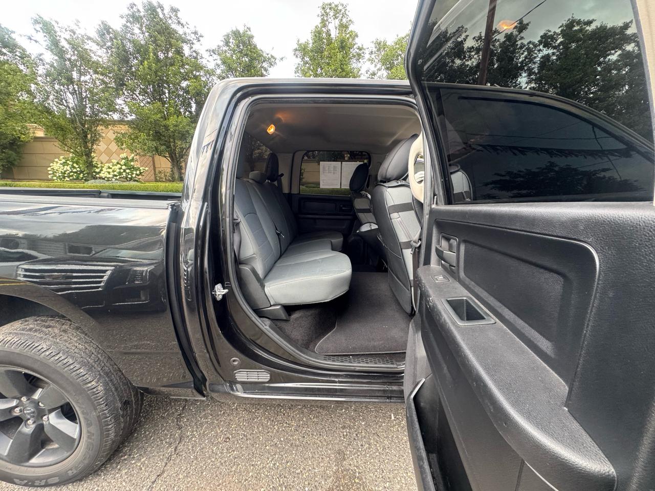 RAM 1500 4WD Crew Cab 140.5" Express 2017