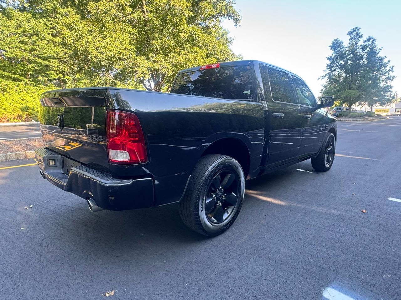 RAM 1500 4WD Crew Cab 140.5" Express 2017