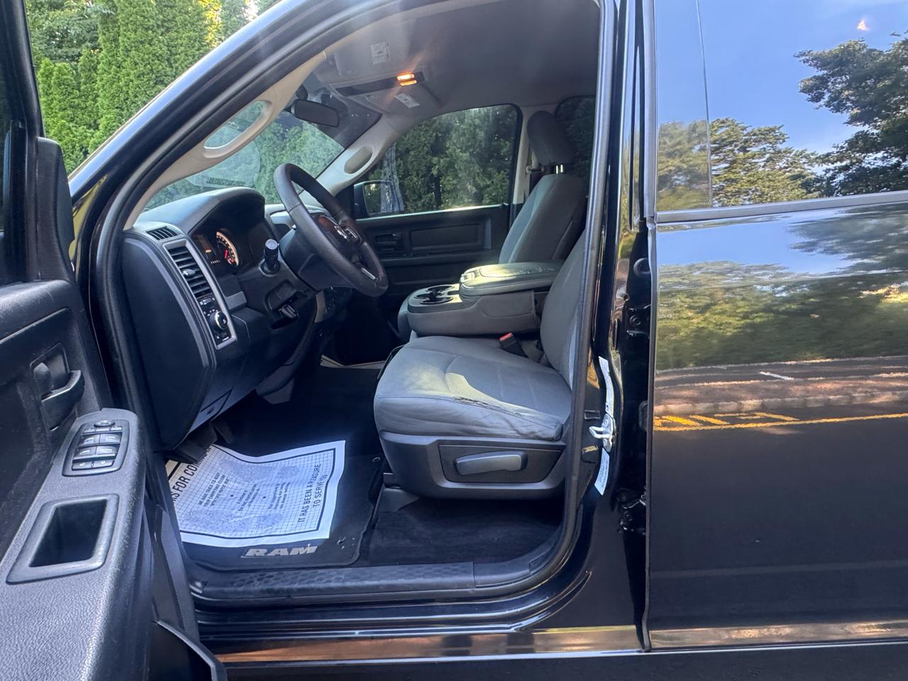 RAM 1500 4WD Crew Cab 140.5" Express 2017