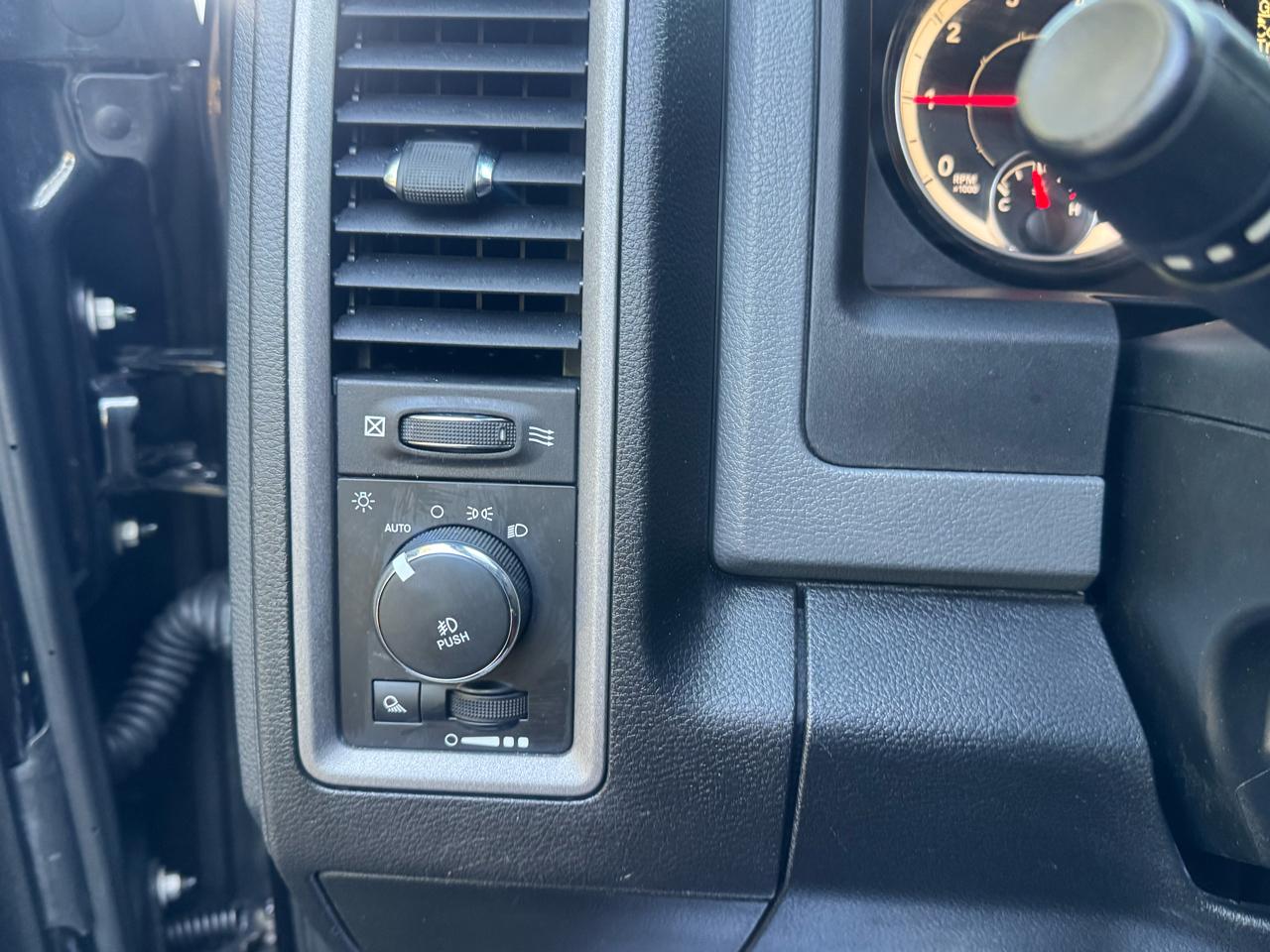 RAM 1500 4WD Crew Cab 140.5" Express 2017