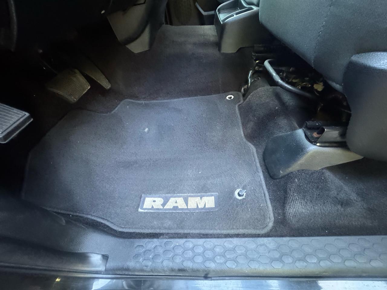 RAM 1500 4WD Crew Cab 140.5" Express 2017