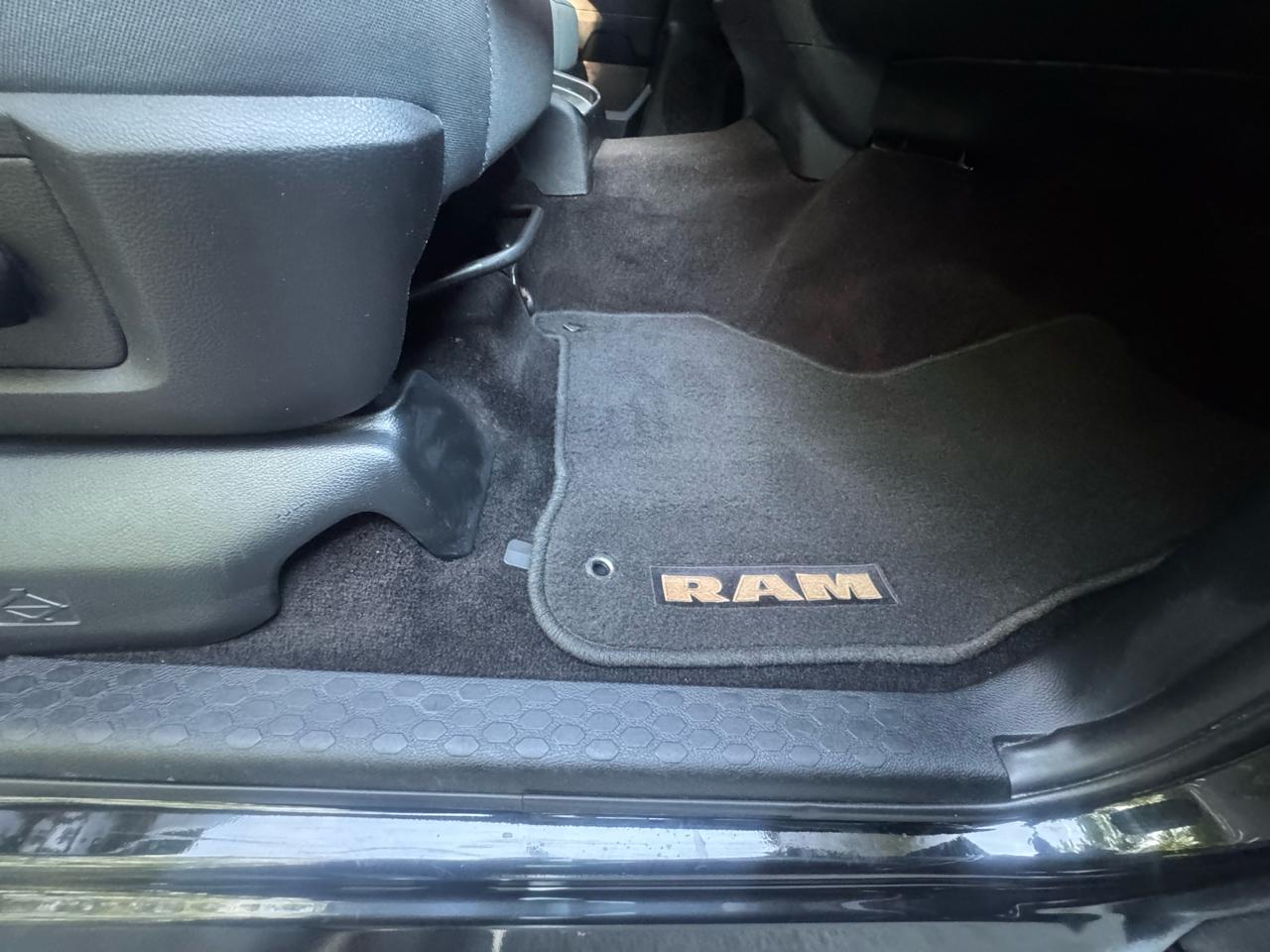 RAM 1500 4WD Crew Cab 140.5" Express 2017