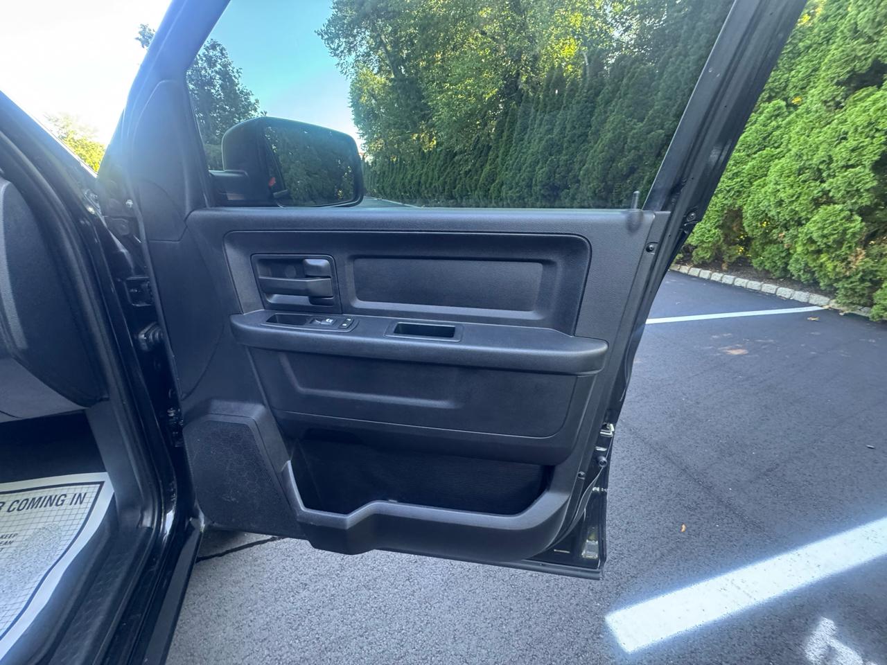 RAM 1500 4WD Crew Cab 140.5" Express 2017