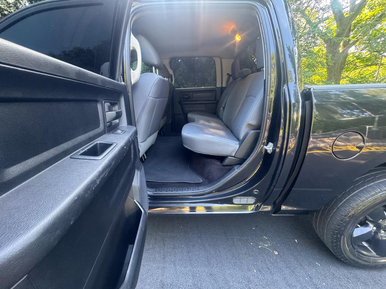 RAM 1500 4WD Crew Cab 140.5" Express 2017