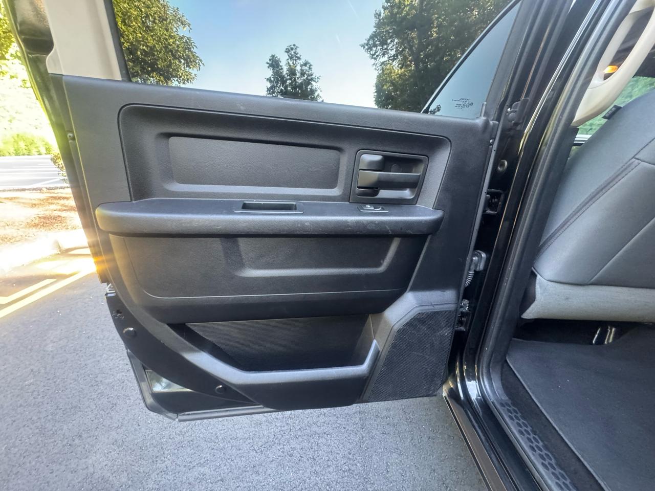 RAM 1500 4WD Crew Cab 140.5" Express 2017