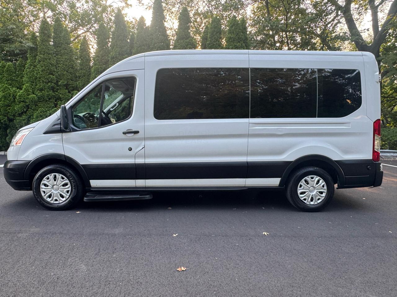 Ford Transit 350 Wagon Med. Roof XL w/Sliding Pass. 148-in. WB 2019