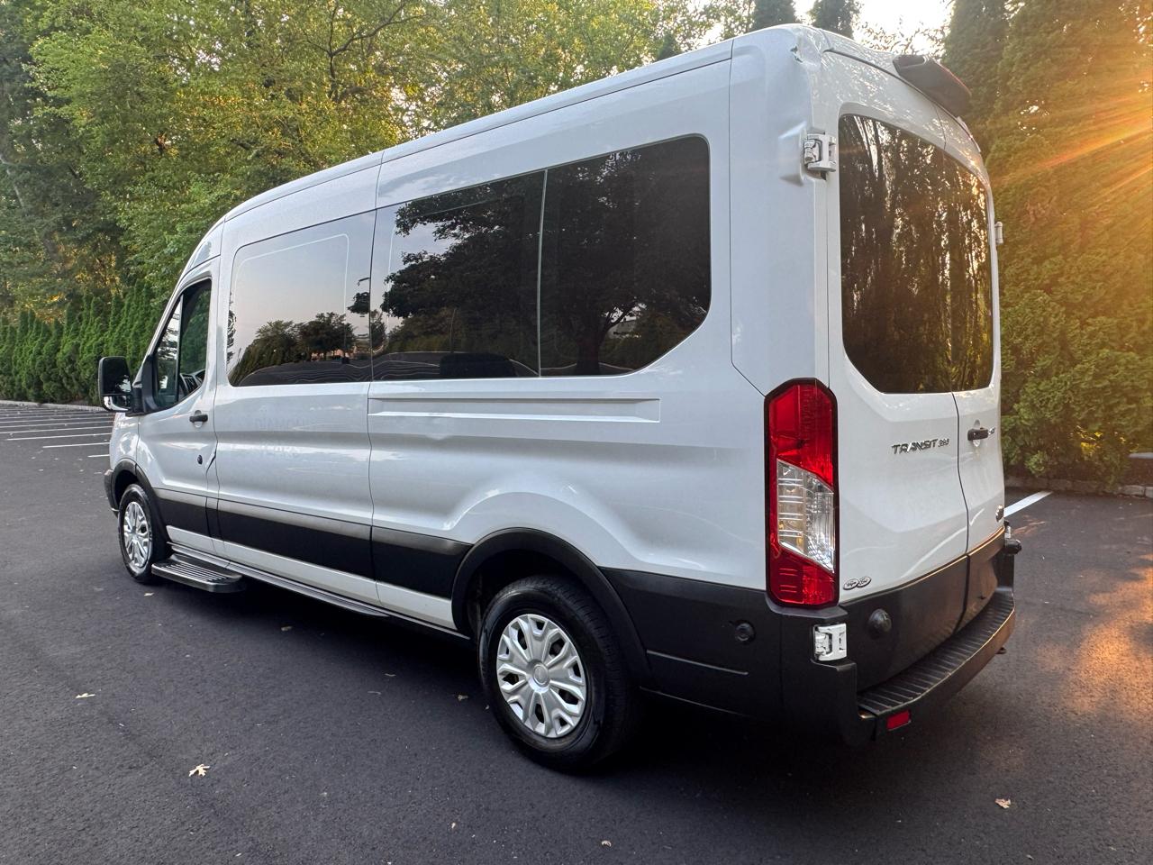 Ford Transit 350 Wagon Med. Roof XL w/Sliding Pass. 148-in. WB 2019