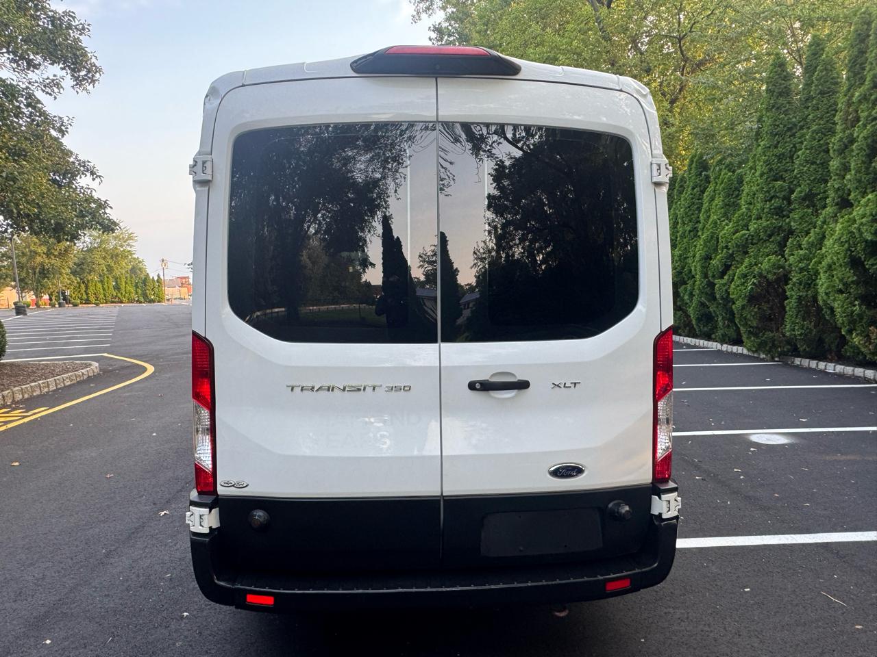 Ford Transit 350 Wagon Med. Roof XL w/Sliding Pass. 148-in. WB 2019