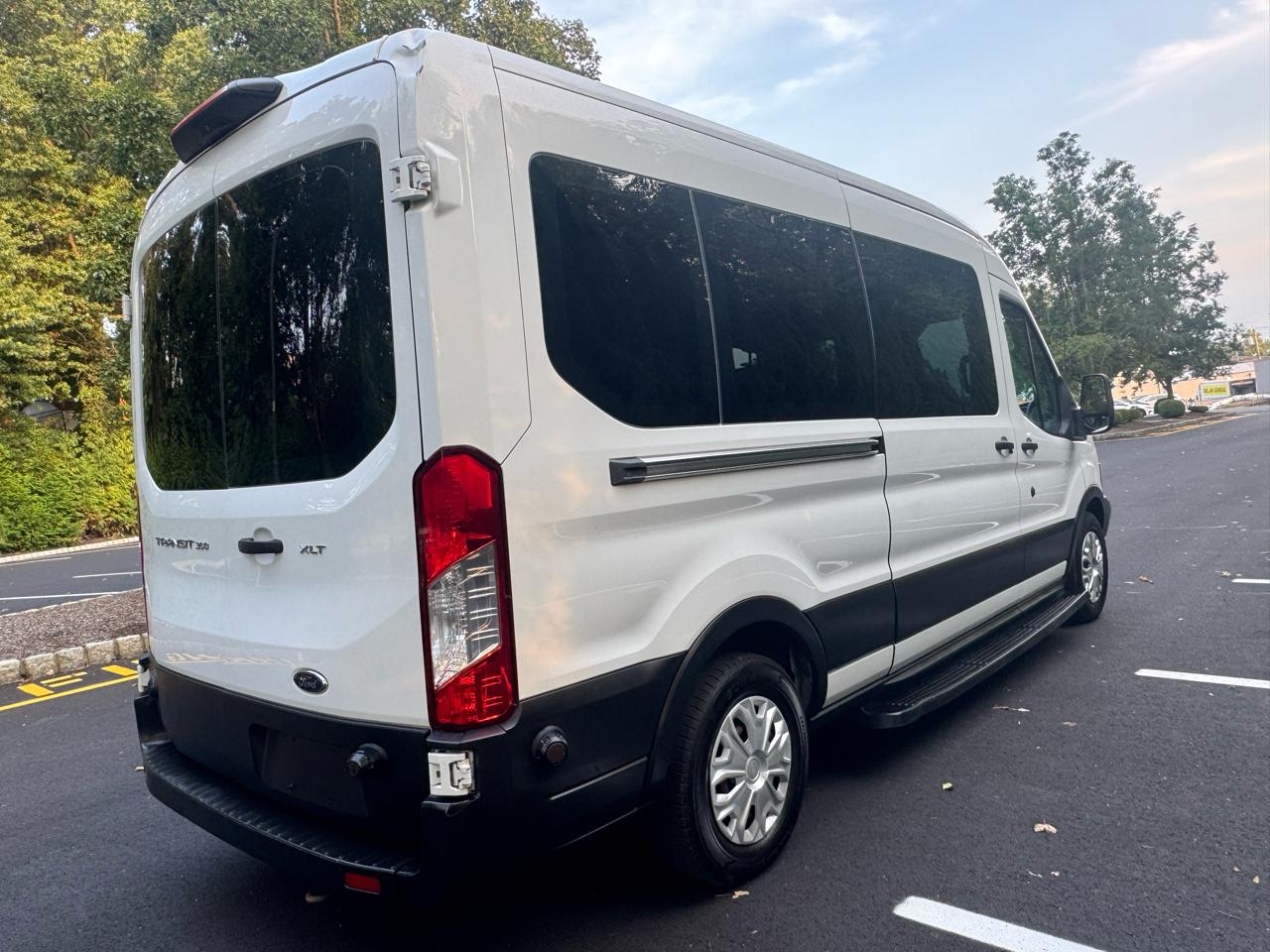 Ford Transit 350 Wagon Med. Roof XL w/Sliding Pass. 148-in. WB 2019