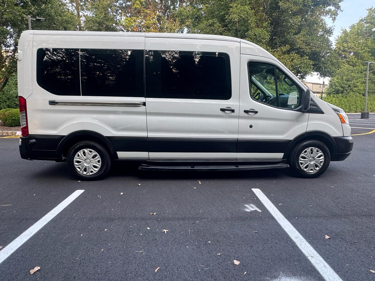 Ford Transit 350 Wagon Med. Roof XL w/Sliding Pass. 148-in. WB 2019