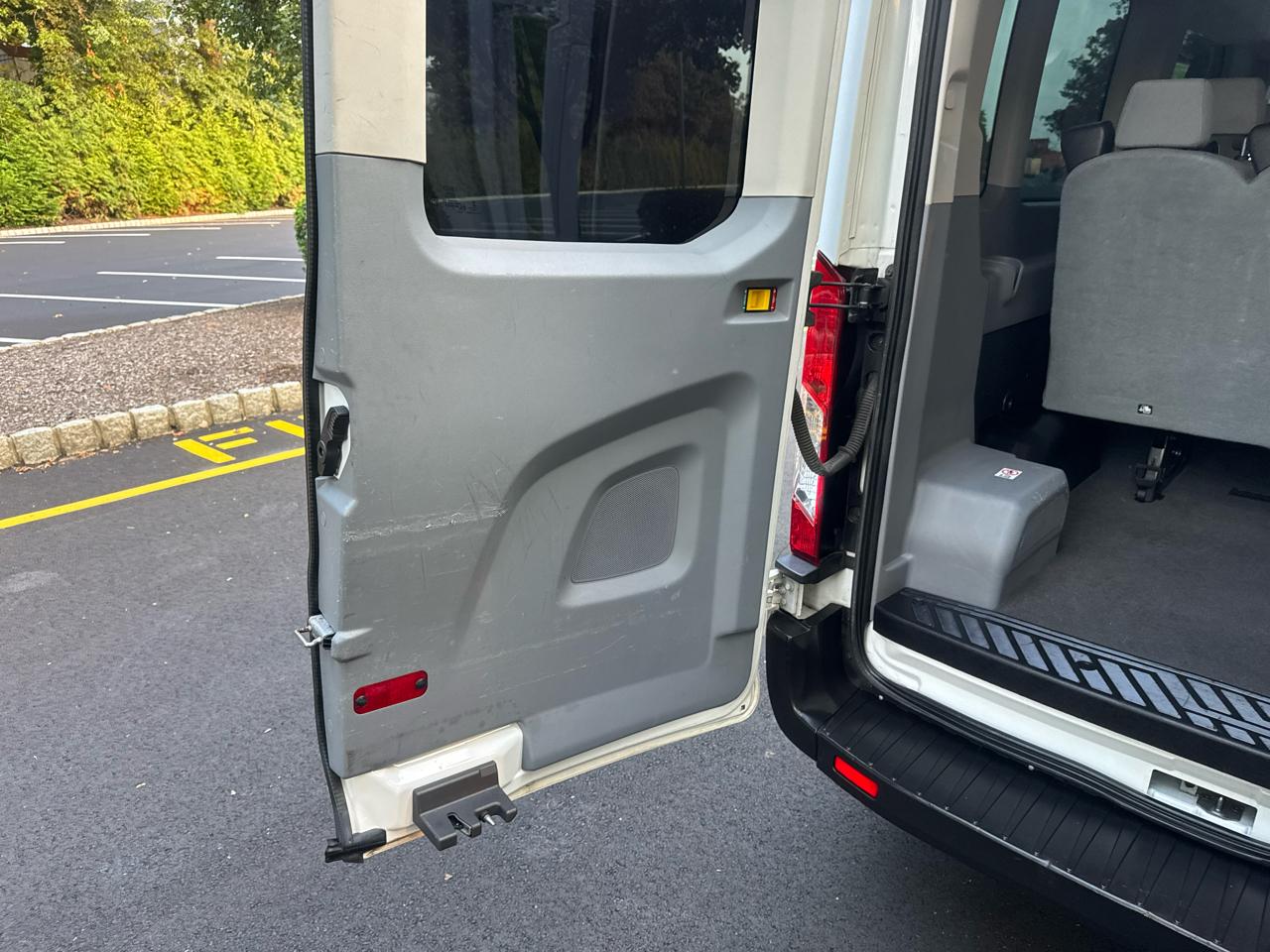 Ford Transit 350 Wagon Med. Roof XL w/Sliding Pass. 148-in. WB 2019