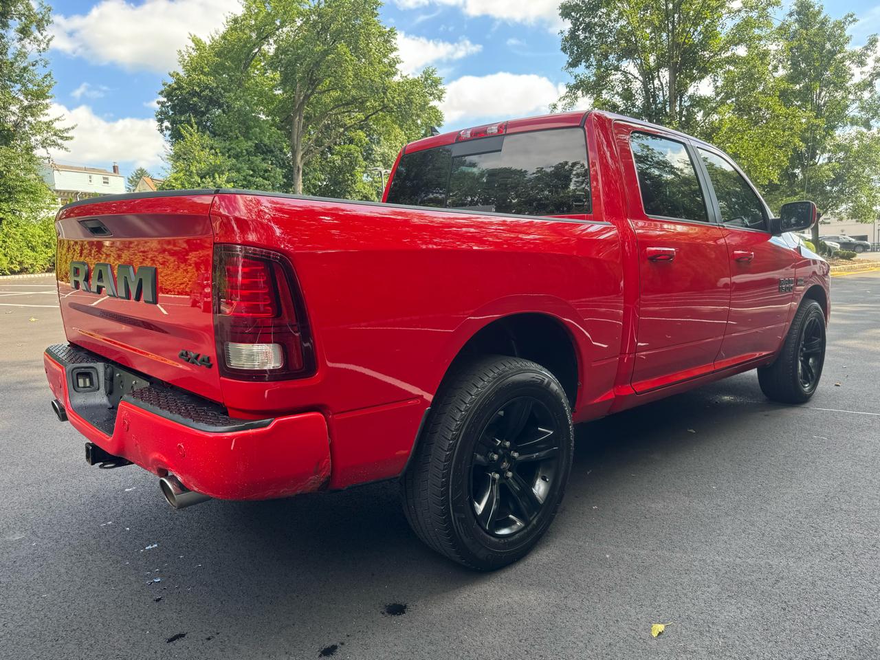 RAM 1500 4WD Crew Cab 140.5" Night 2017