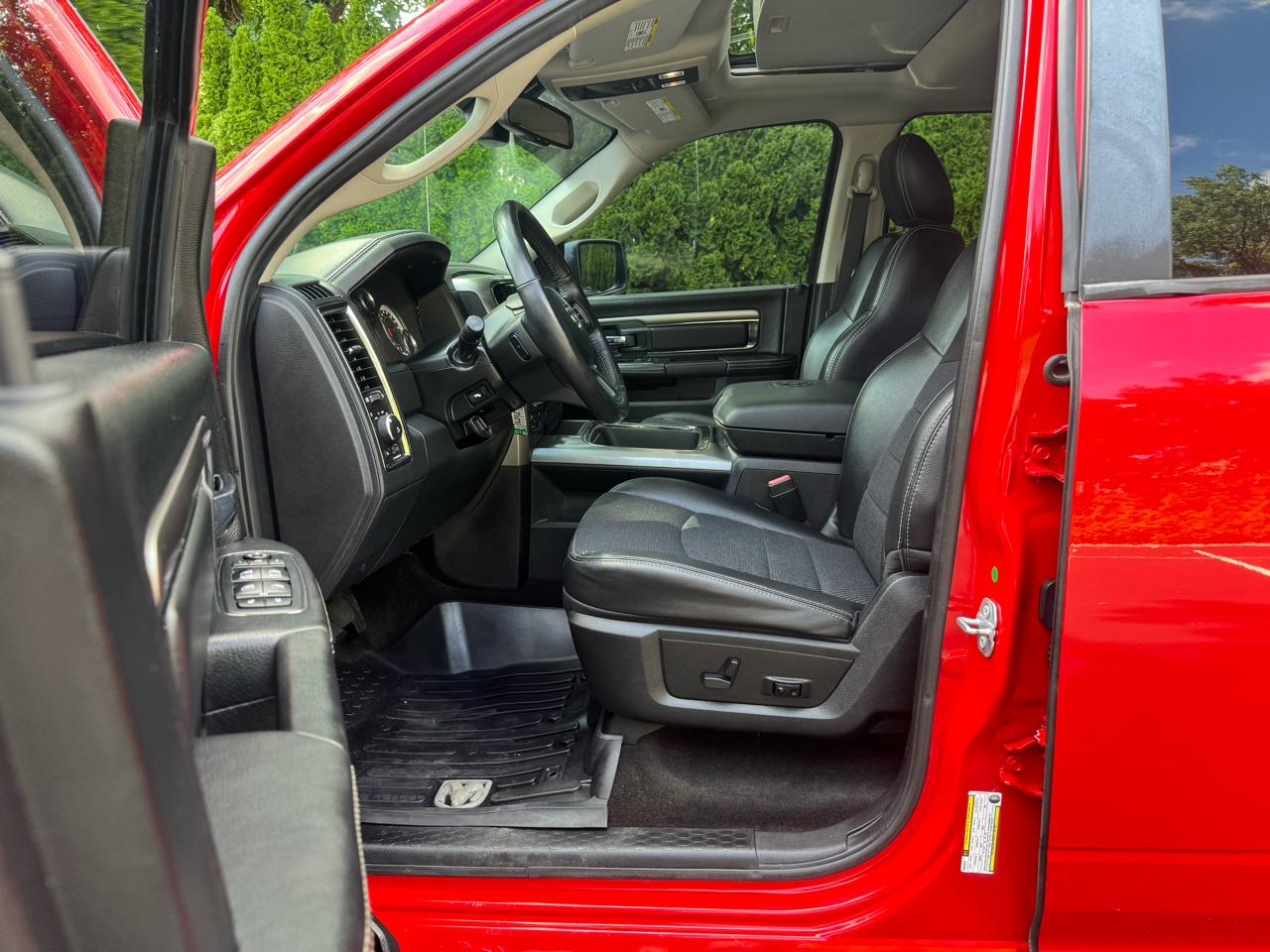 RAM 1500 4WD Crew Cab 140.5" Night 2017