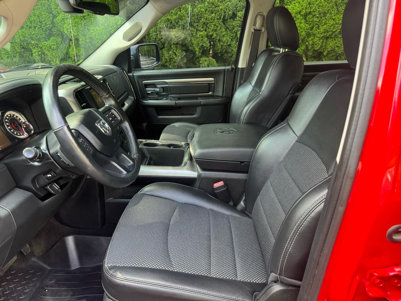RAM 1500 4WD Crew Cab 140.5" Night 2017