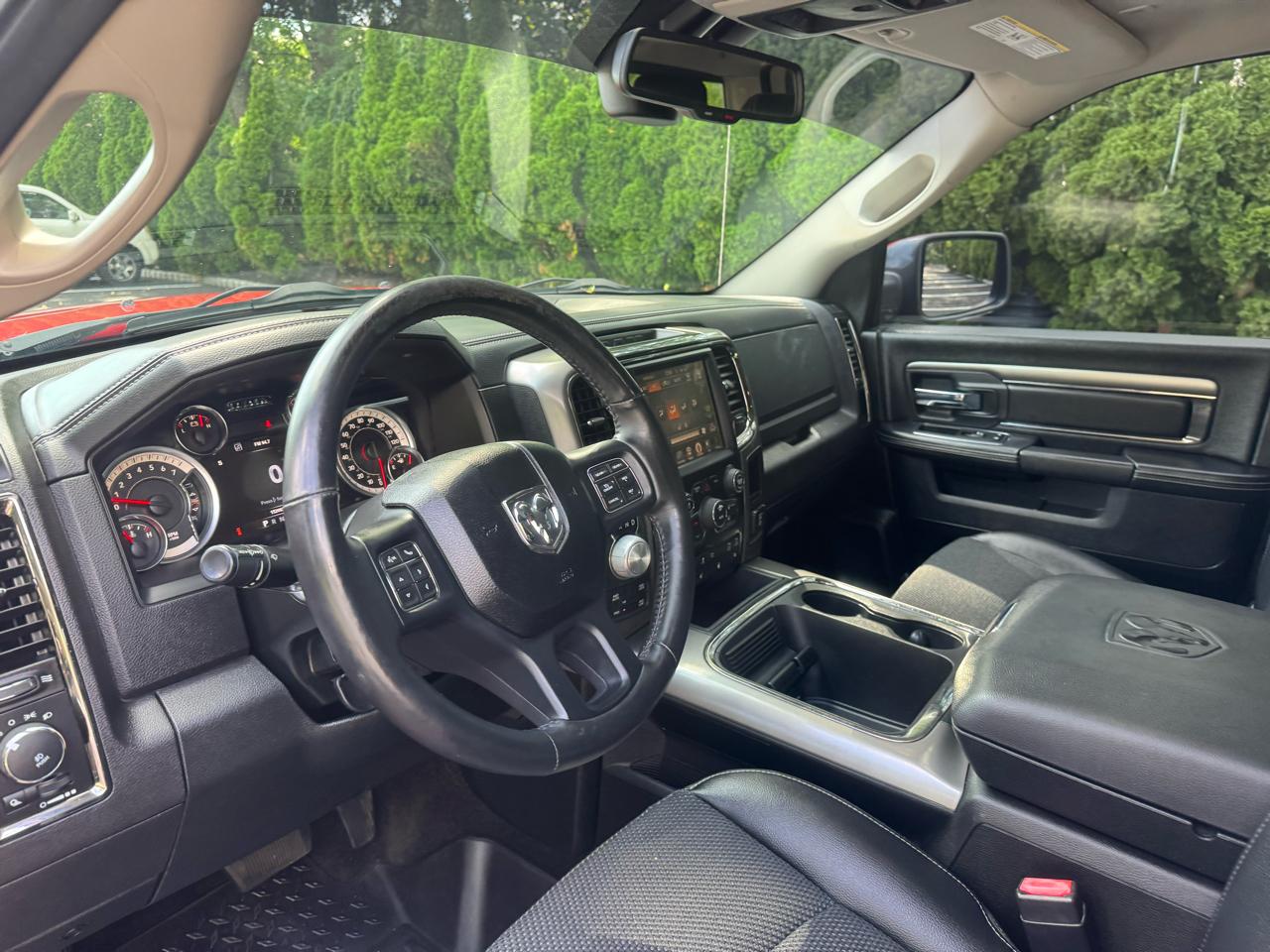 RAM 1500 4WD Crew Cab 140.5" Night 2017