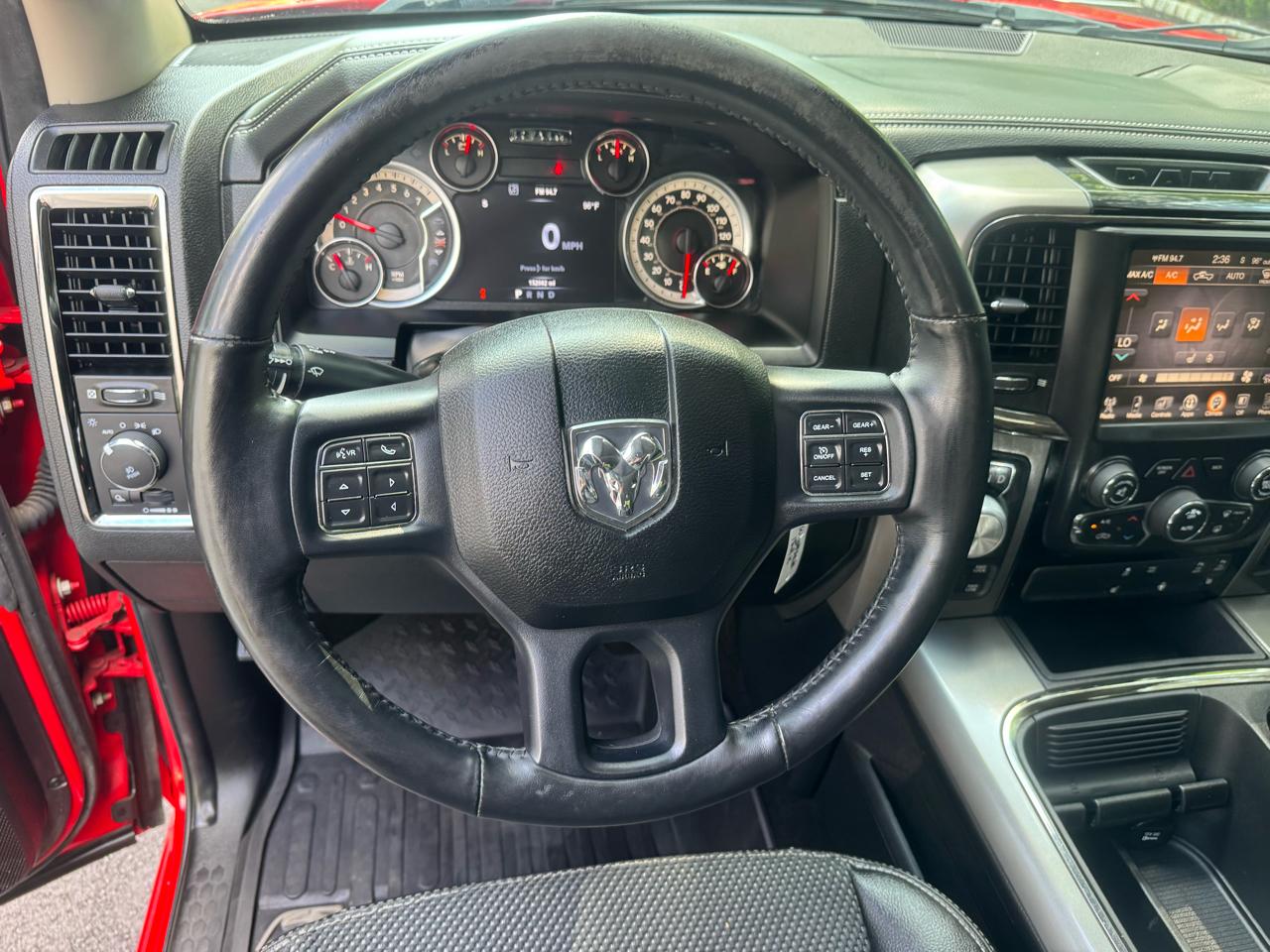 RAM 1500 4WD Crew Cab 140.5" Night 2017