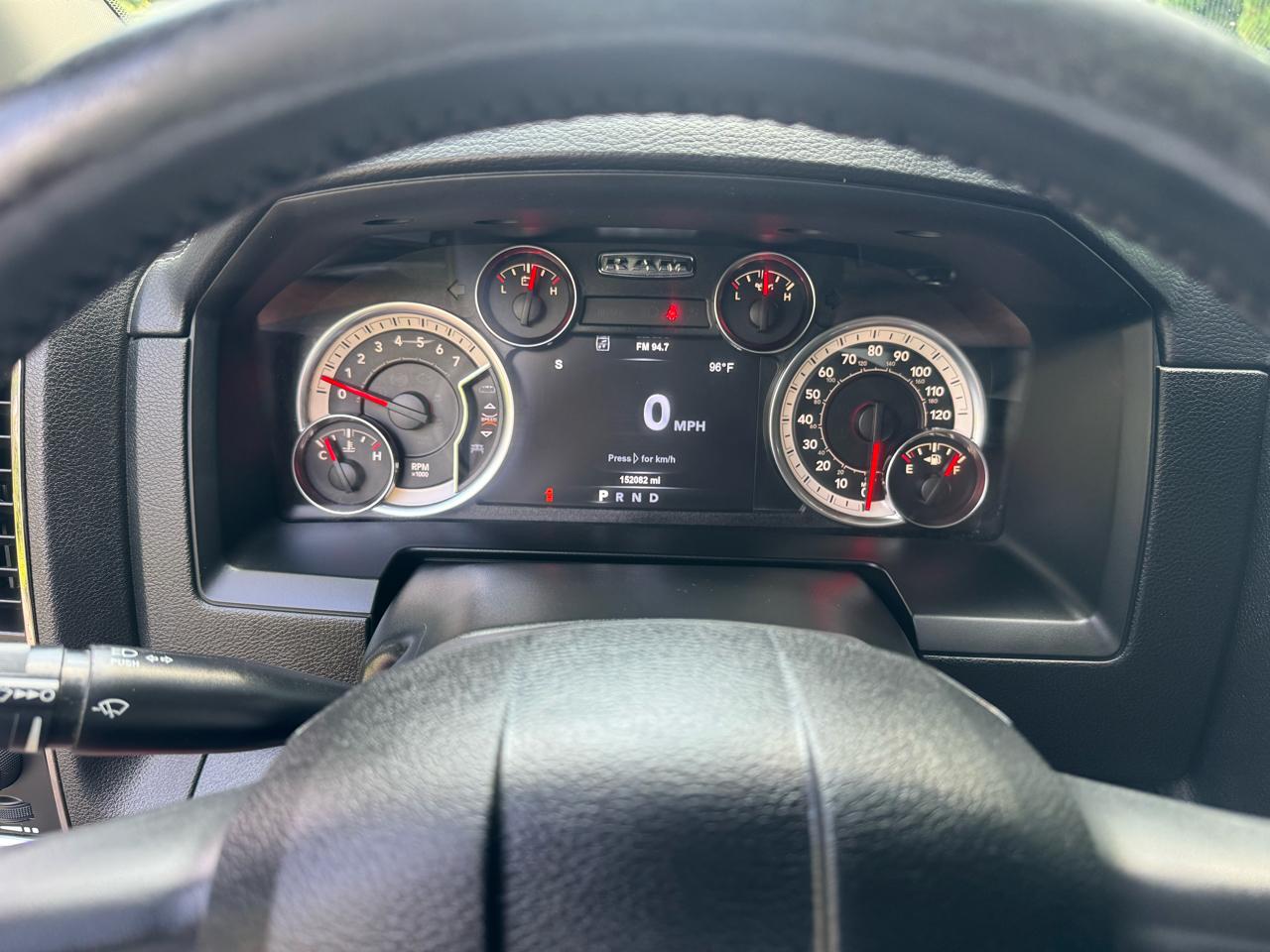 RAM 1500 4WD Crew Cab 140.5" Night 2017