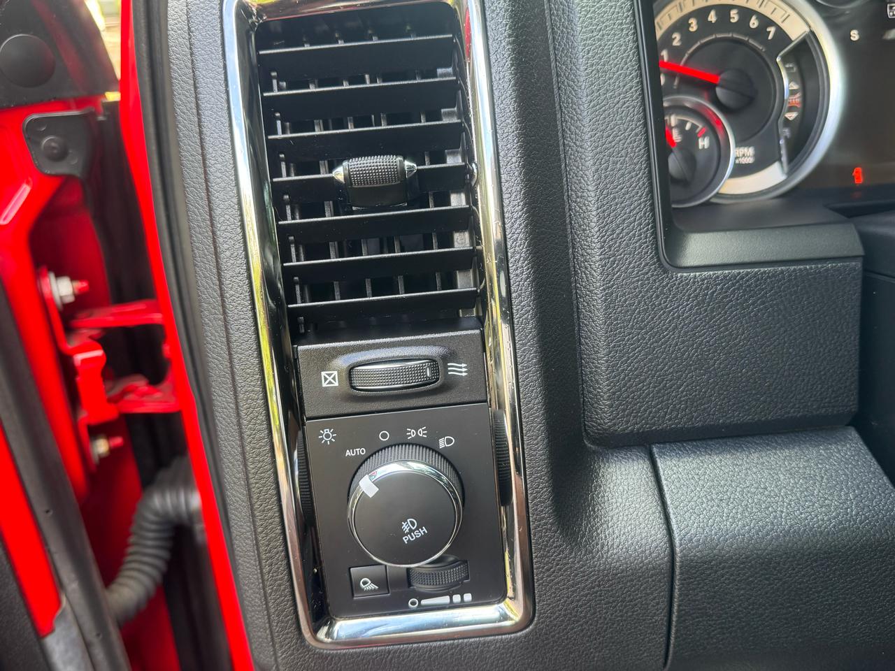 RAM 1500 4WD Crew Cab 140.5" Night 2017